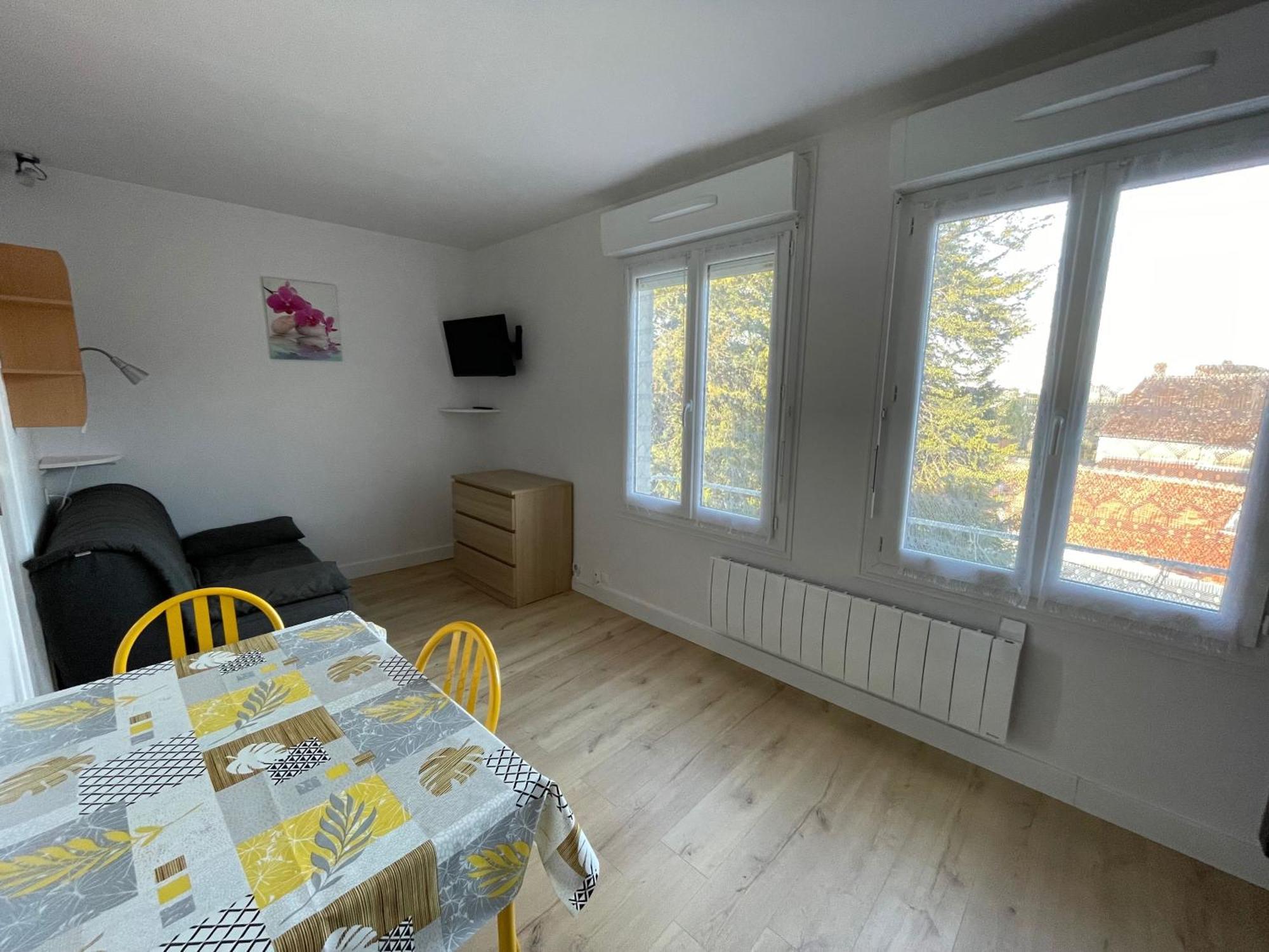 Meuble De Tourisme Dans Parc Arbore 1000M2 - Sejour-La-Roche Eperon La Roche-Posay Room photo